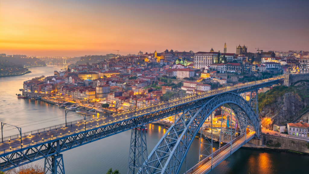 Ciudades europeas poco conocidas perfectas para viajar solo image Porto Portugal
