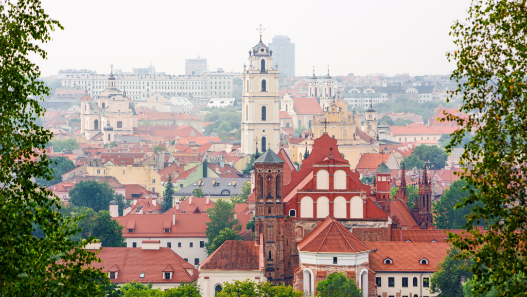 Ciudades europeas poco conocidas perfectas para viajar solo image Vilna Lituania