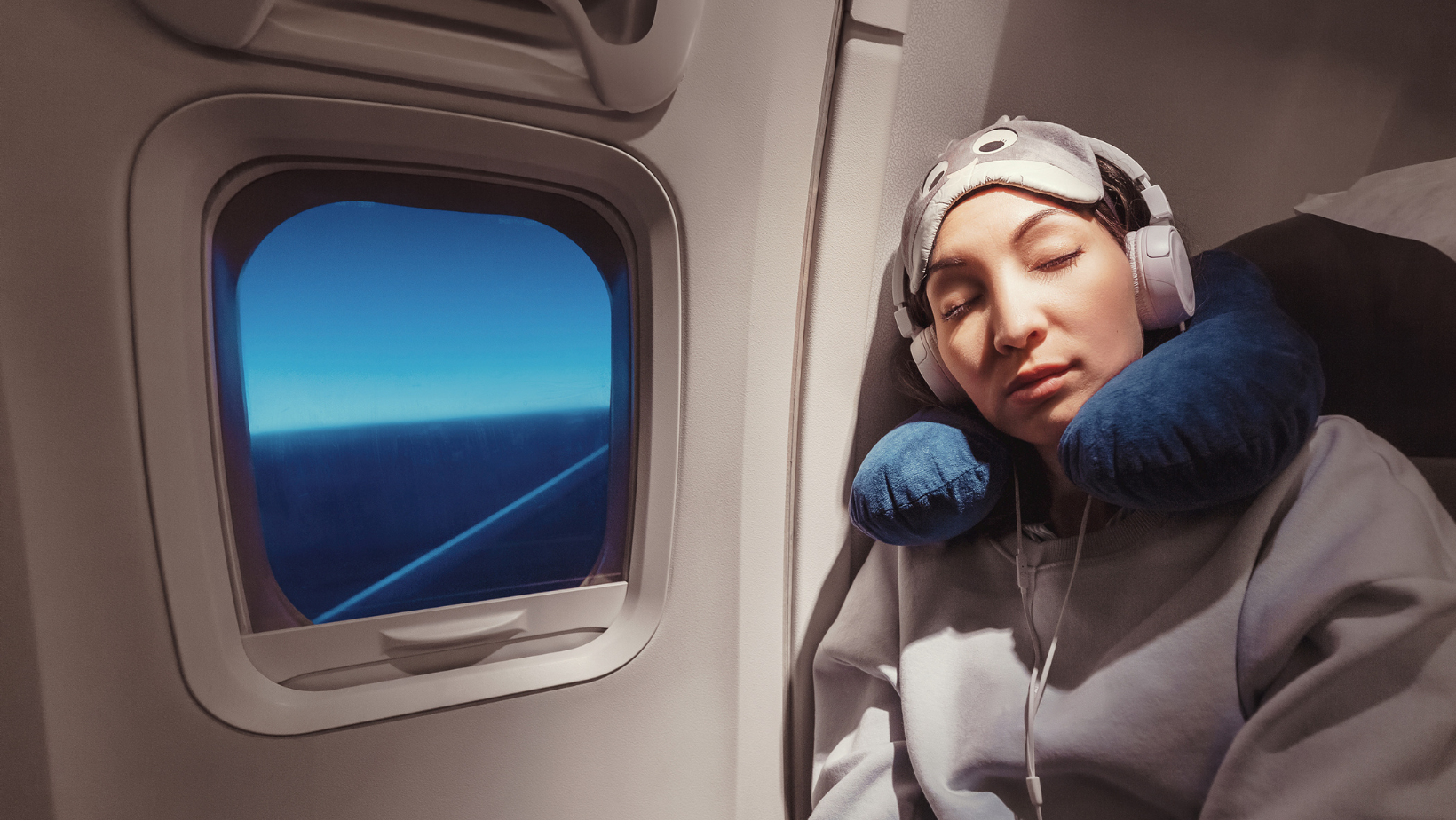 Cómo dormir bien en un avión: guía y consejos clave