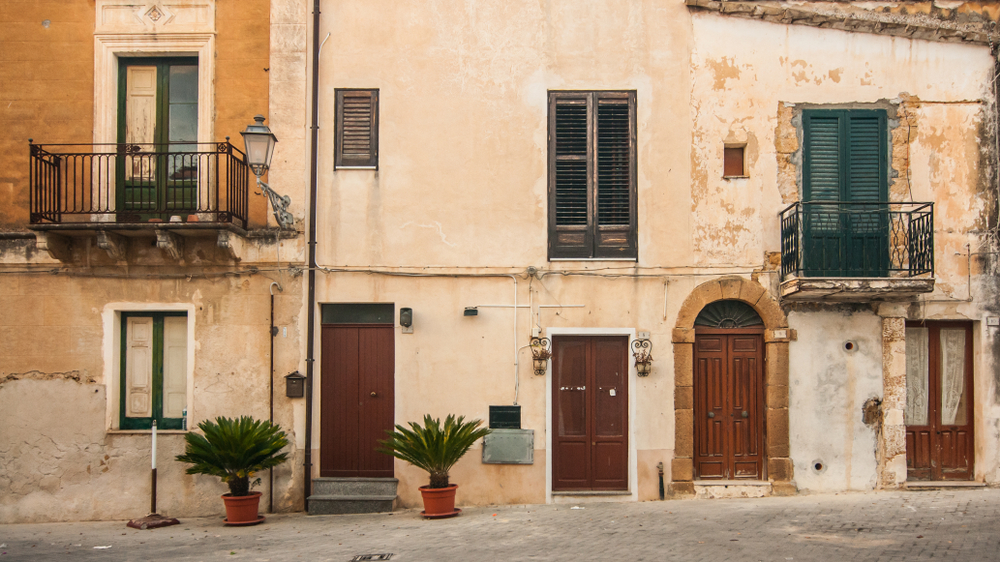 Otro pueblo italiano regala casas por un euro: el sueño de mudarte a Italia está más cerca que nunca image image 58