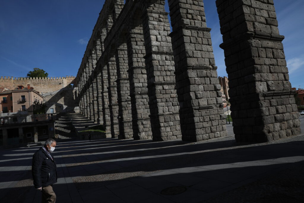 Un turista murió en Segovia tras caer del acueducto al perder el equilibrio en el mirador image 17444611584969