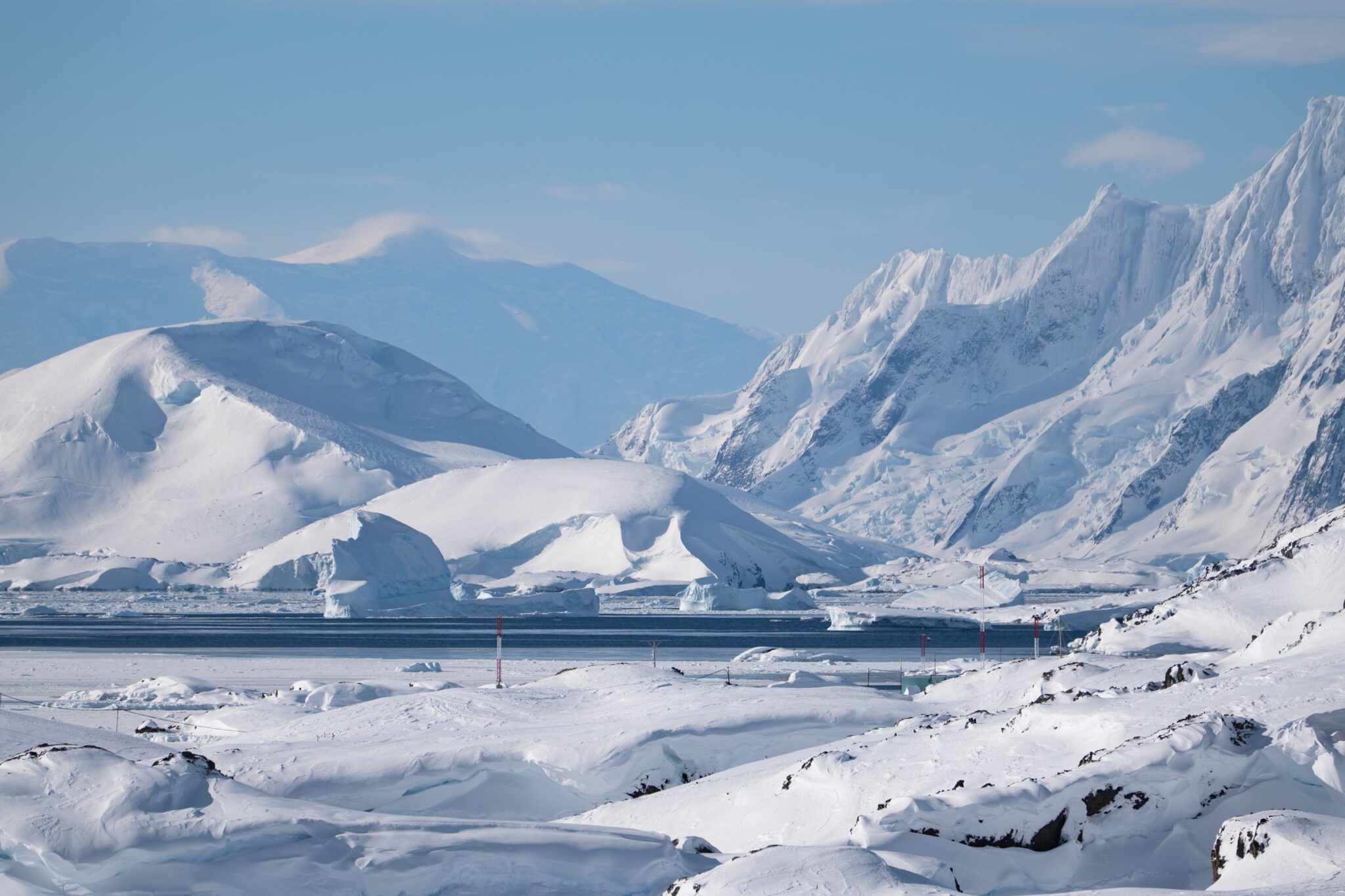 Hallan un antiguo pueblo enterrado bajo los glaciares de la Antártida: el descubrimiento que cambia lo que sabíamos de la historia humana image 67e5550463d3e scaled