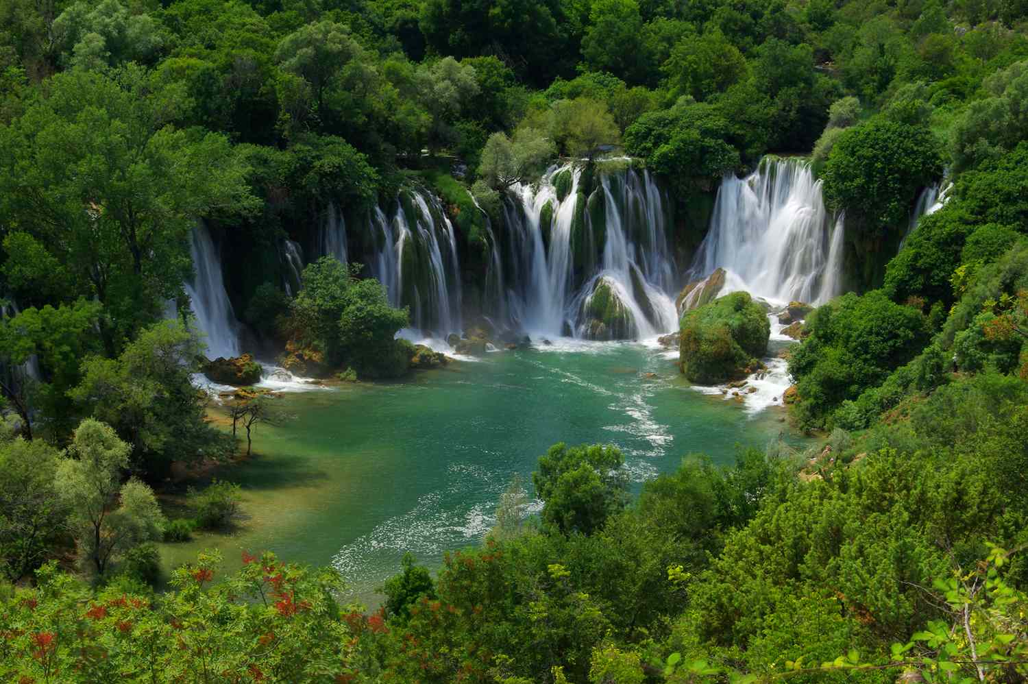 Cataratas-escondidas-en-Europa-con-aguas-turquesa-tipo-Bali-intriper.jpg