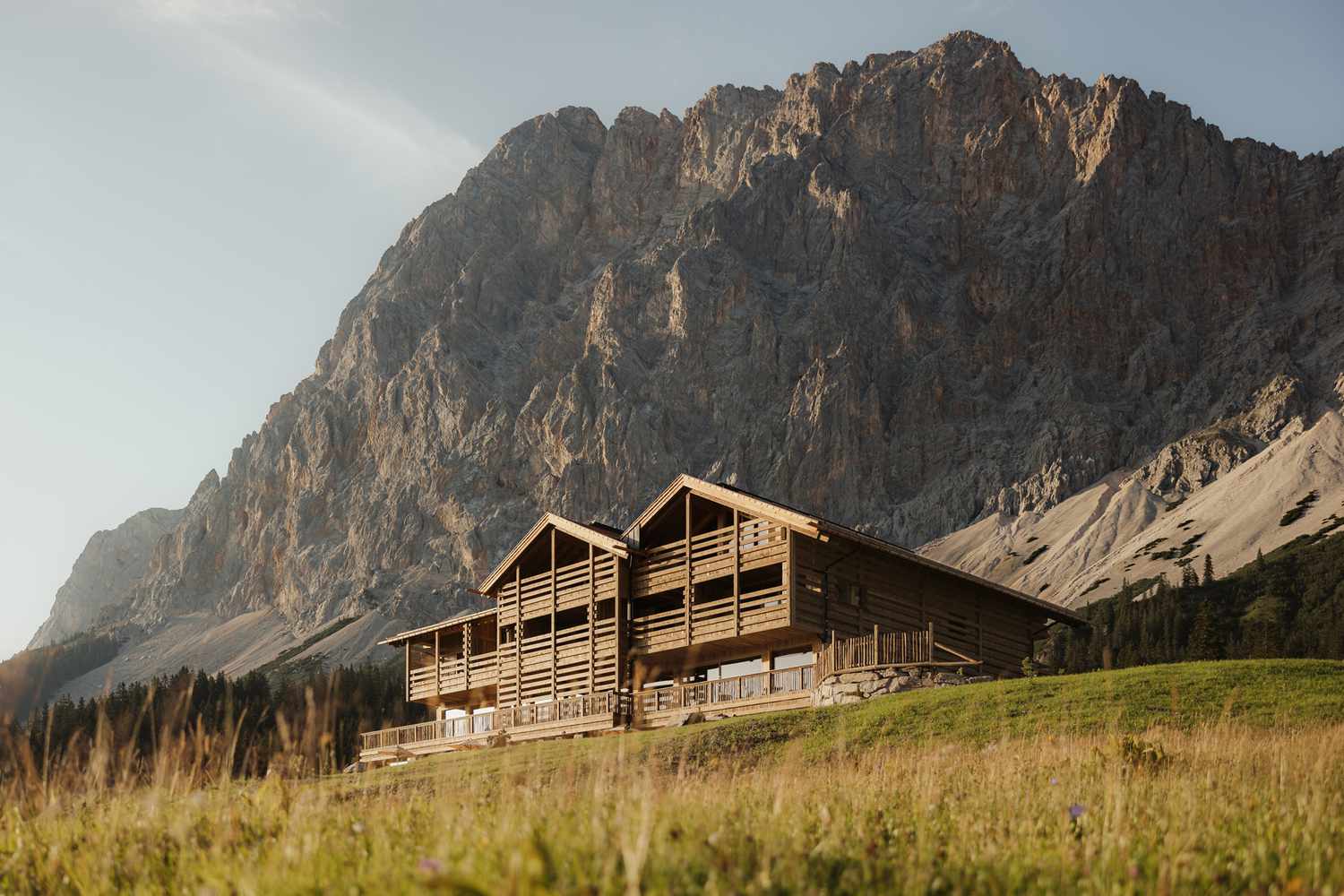 Chalet-artesanal-en-los-Alpes-que-redefine-el-concepto-de-hogar-intriper.jpg