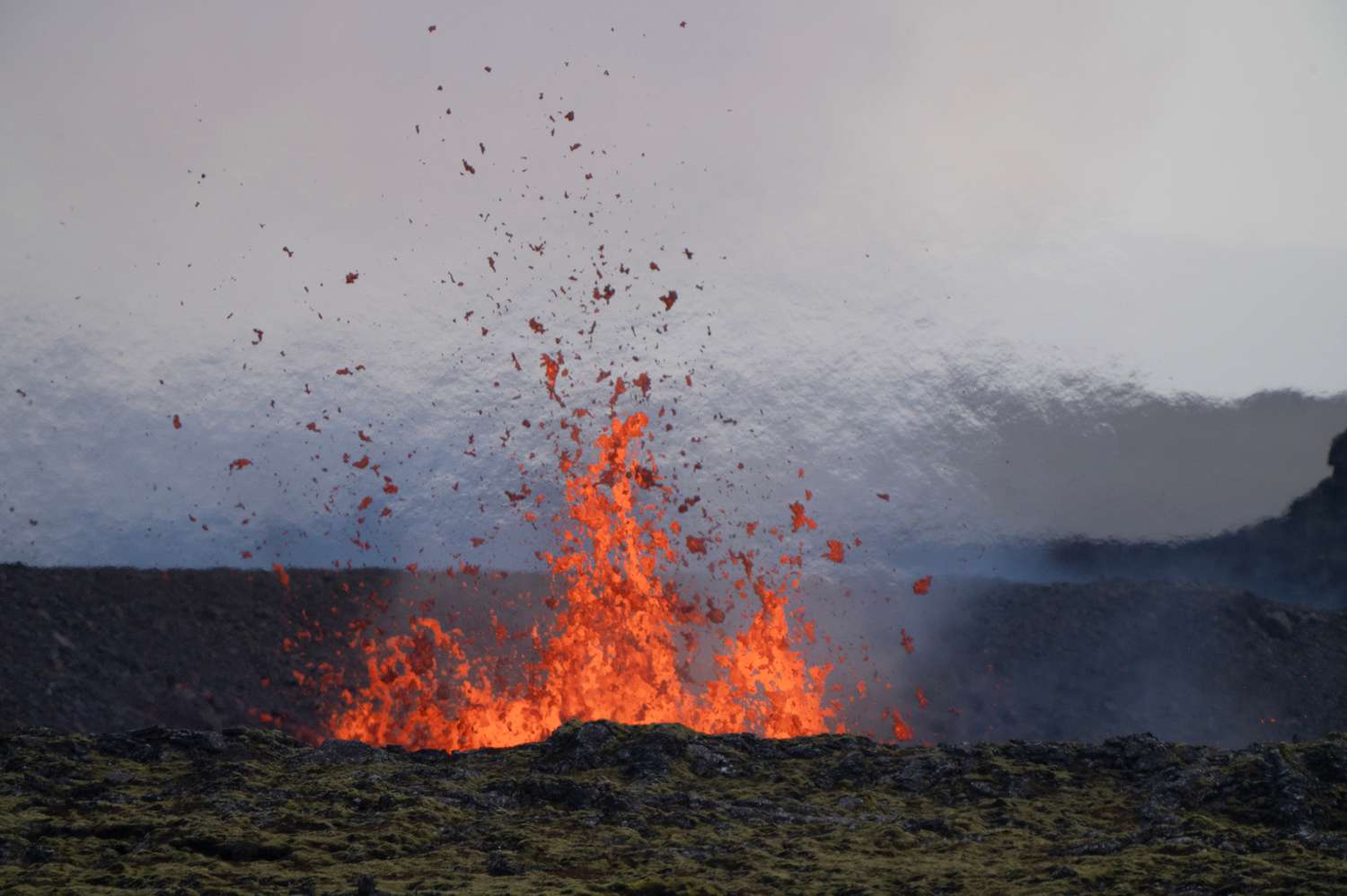 Erupciones-volcanicas-en-Islandia-obligan-evacuacion-de-turistas-y-locales-intriper.jpg