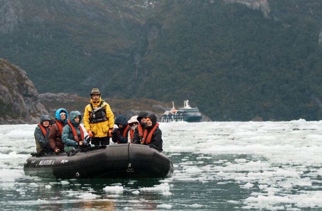 Así es un viaje de expedición en crucero por los fiordos chilenos image INT9441