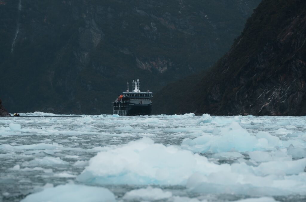 Así es un viaje de expedición en crucero por los fiordos chilenos image INT9449