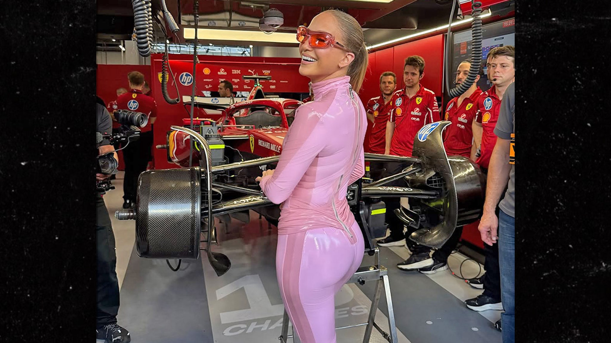 Jennifer-Lopez-deslumbra-con-catsuit-rosa-en-el-Gran-Premio-F1-intriper.jpg