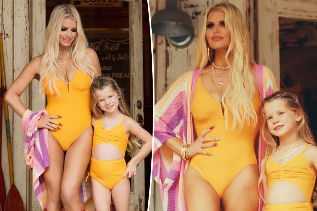 Jessica-Simpson-y-su-hija-Birdie-lucen-trajes-de-bano-amarillos-intriper.jpg