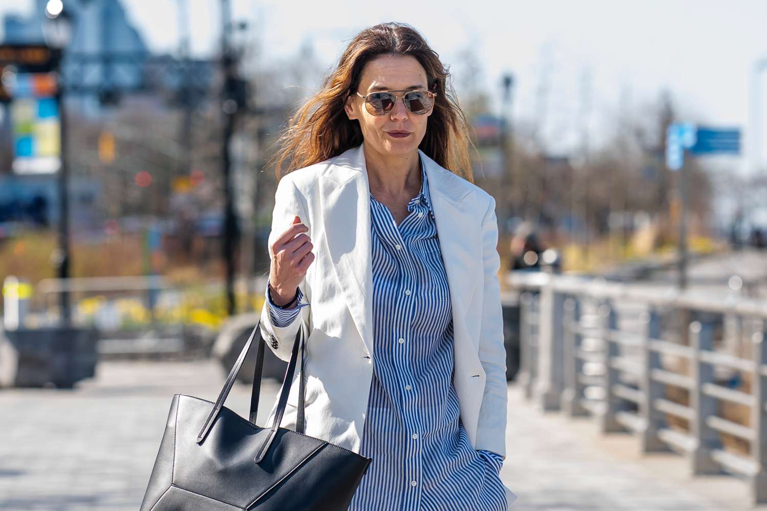 Katie-Holmes-luce-el-outfit-de-viaje-ideal-desde-20-intriper.jpg
