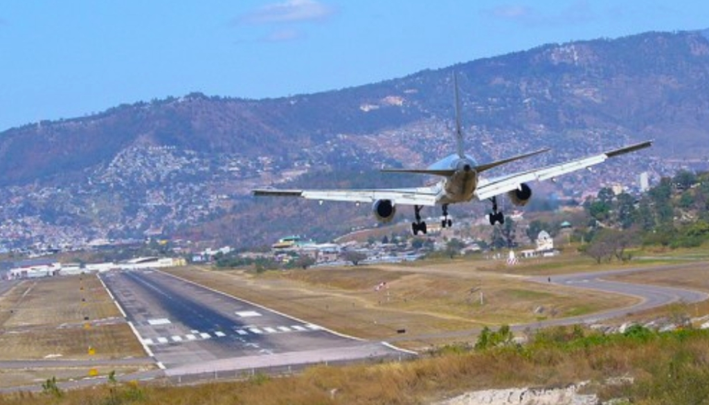 ¿Dónde está la pista de aterrizaje más larga del hemisferio sur? Un aeropuerto sudafricano que conecta con Europa sin escalas image LA PISTA MAS LARGA DEL MUNDO ESPECIFICACIONES 1