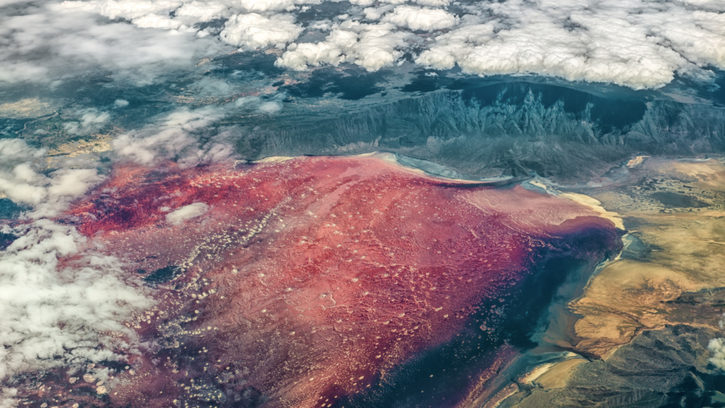 Impresionantes maravillas naturales que debes visitar en 2025 image Lago Natron Tanzania