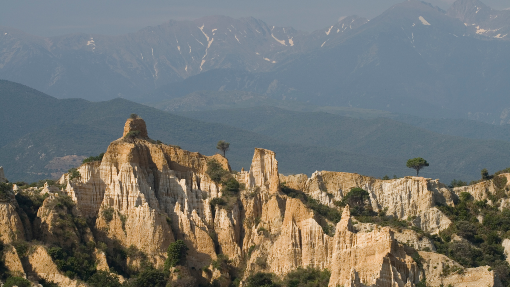 Impresionantes maravillas naturales que debes visitar en 2025 image Les Orgues dIlle sur Tet