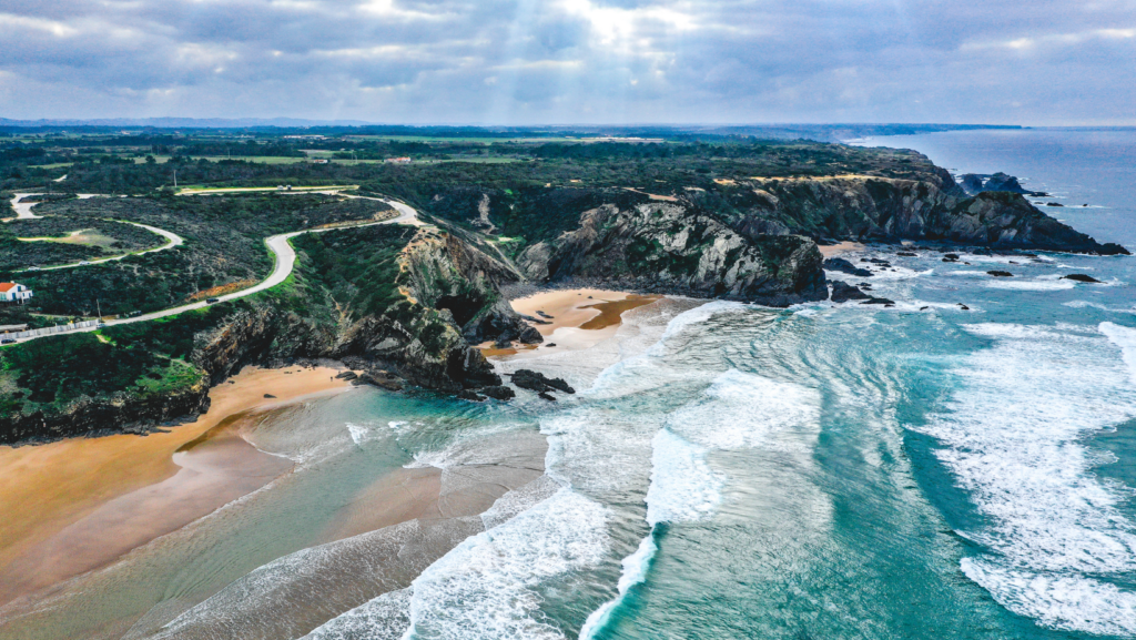 Europa: playas "escondidas" para disfrutar unas vacaciones lejos de las multitudes image Praia de Odeceixe – Portugal