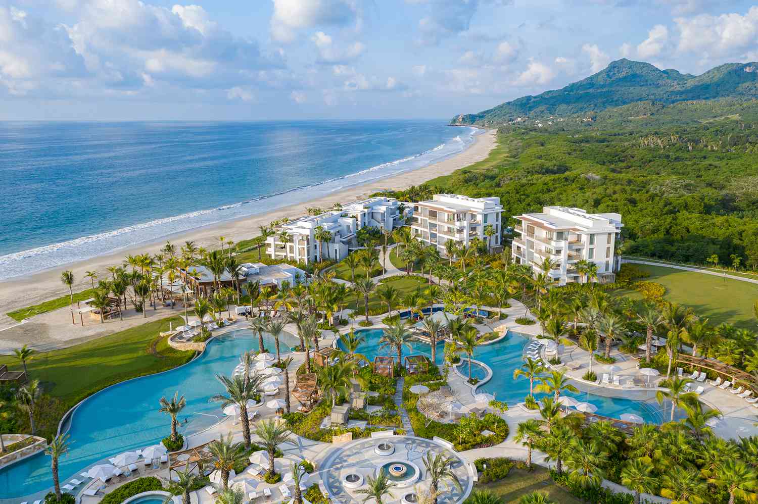 Resort-de-lujo-en-Riviera-Nayarit-con-piscinas-y-desayunos-flotantes-intriper.jpg