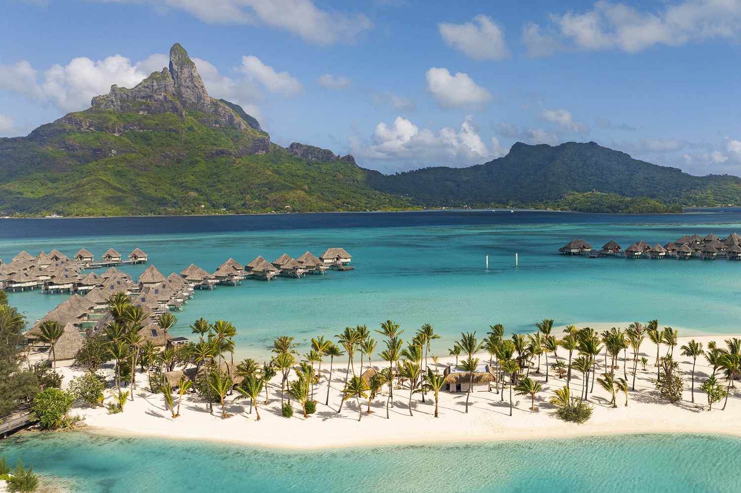 Resort-en-Bora-Bora-con-bungalows-sobre-el-agua-premiado-2024-intriper.jpg