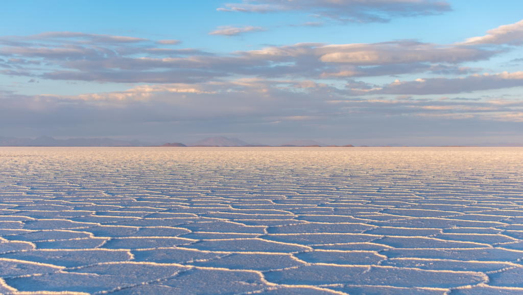 Impresionantes maravillas naturales que debes visitar en 2025 image Salar de Uyuni Bolivia