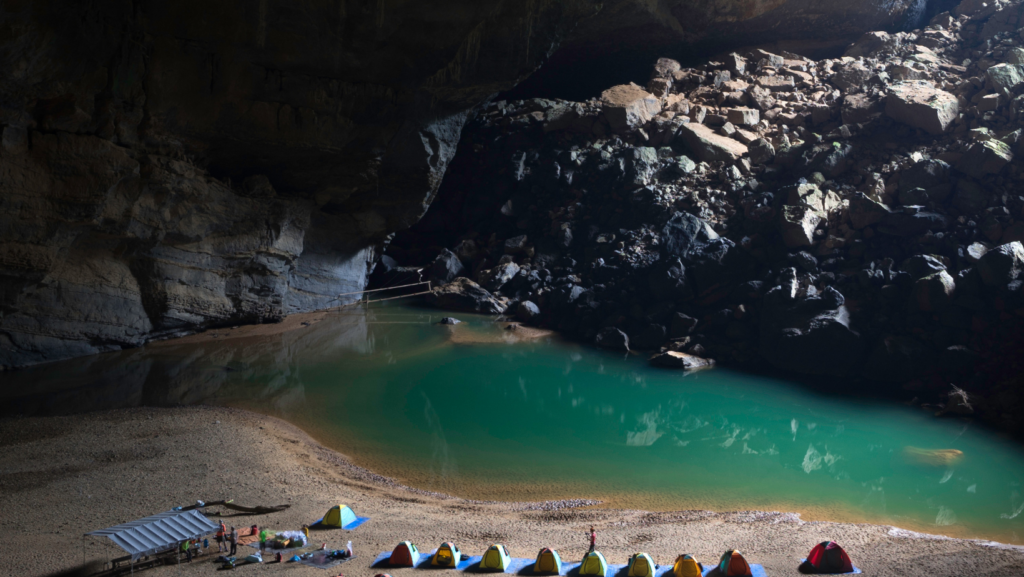 Impresionantes maravillas naturales que debes visitar en 2025 image Son Doong