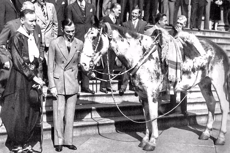 aime-tschiffely-con-el-caballo-mancha-en-nueva-HNVAEB4HFFBAJEHKGTKN3NC2M4