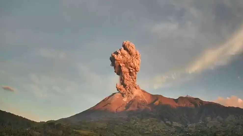 el-volcan-canlaon-escupe-una-columna-de-cenizas-sobre-la-isla-de-negros-en-filipinas