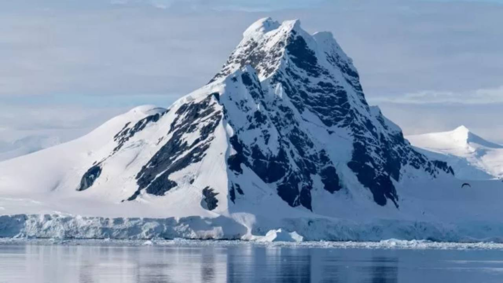 Hallan un antiguo pueblo enterrado bajo los glaciares de la Antártida: el descubrimiento que cambia lo que sabíamos de la historia humana image image 15
