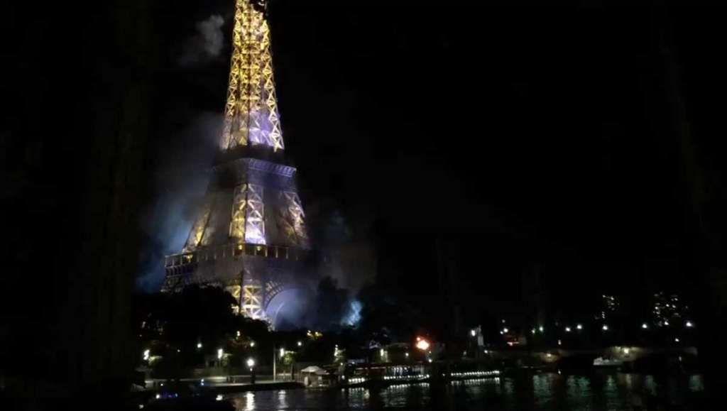 ¡París en alerta! Un gigantesco incendio cubre el cielo cerca de la Torre Eiffel image image 17