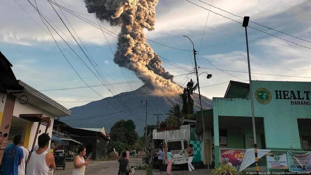 Impresionante erupción del volcán Kanlaon en Filipinas: lanzó ceniza a 4 kilómetros de altura y podría haber evacuaciones masivas image image 19