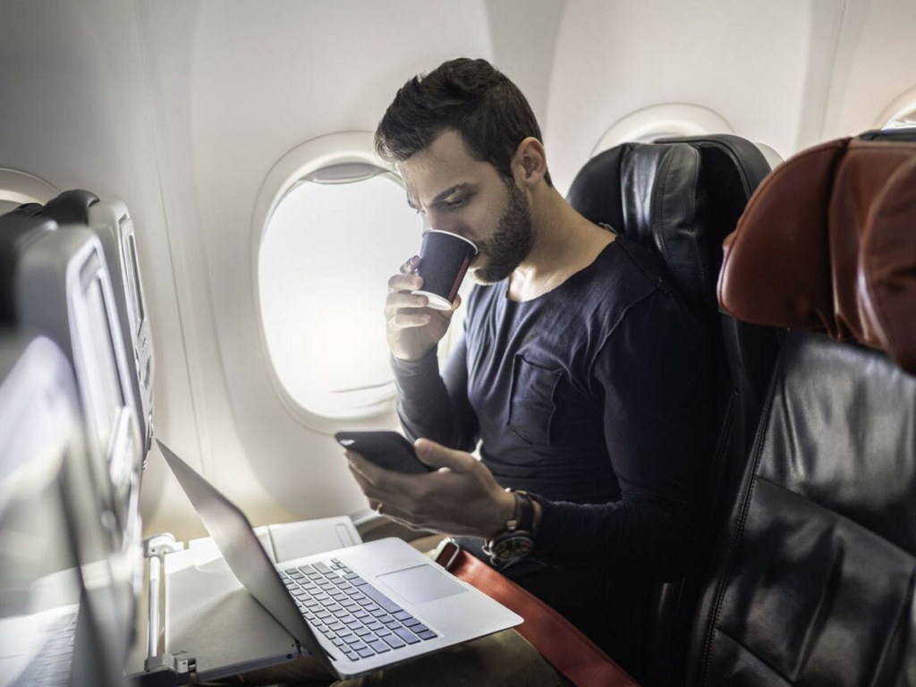 Un azafato revela por qué deberías pensarlo dos veces antes de pedir café en un avión image image 25