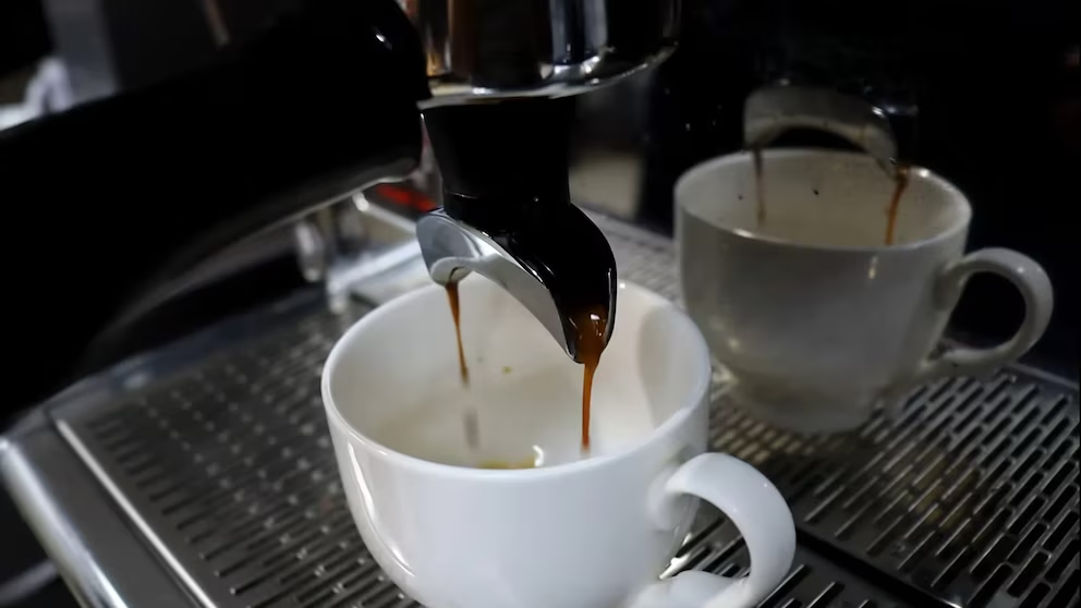 Un azafato revela por qué deberías pensarlo dos veces antes de pedir café en un avión image image 26