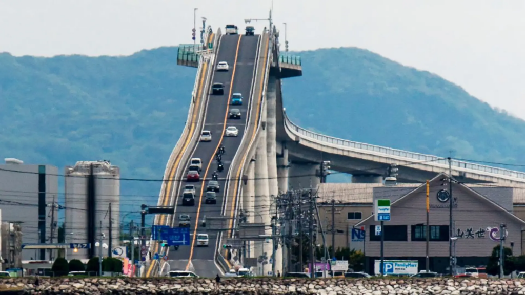 El puente japonés que parece una montaña rusa y desconcierta a quienes lo visitan image image 29