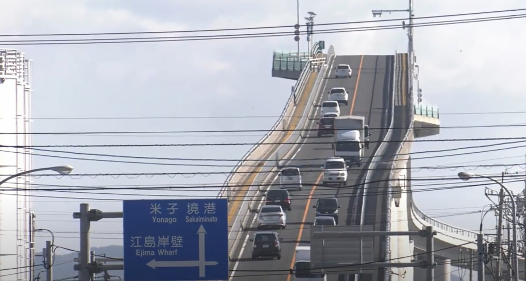 El puente japonés que parece una montaña rusa y desconcierta a quienes lo visitan image image 30