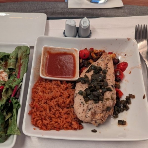Un pasajero se enfureció por la comida y obligó a un vuelo con 300 personas a regresar a Nueva York image