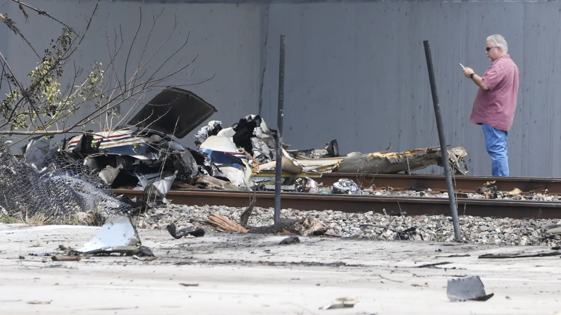 Avioneta se estrella en plena calle de Florida: tres muertos y un herido image tres personas han perdido la vida tras estrellarse la avioneta en la que viajaban en florida