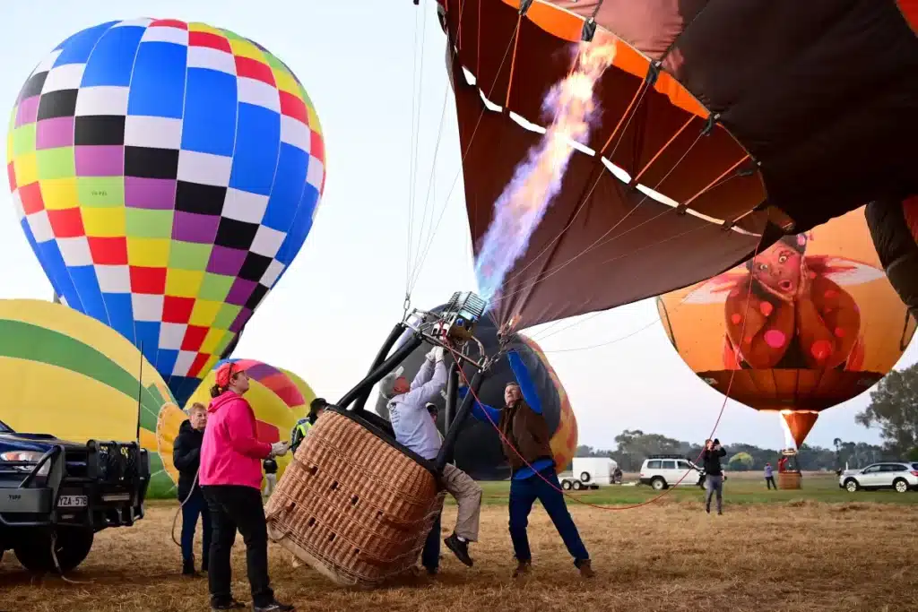 image Accidente en globo aerostatico en Wisconsin deja 3 hospitalizados despues de rebotar en un edificio y chocar contra un tren
