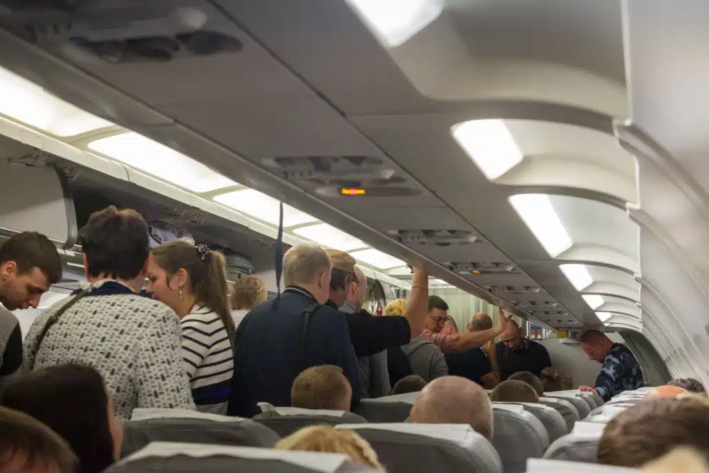 Turquía aplicará multas a los pasajeros impacientes que se levanten del asiento antes de tiempo image El pais que impondra una multa de mas de 60 a pasajeros que se levanten antes de tiempo en los aviones shutterstock 1245587383