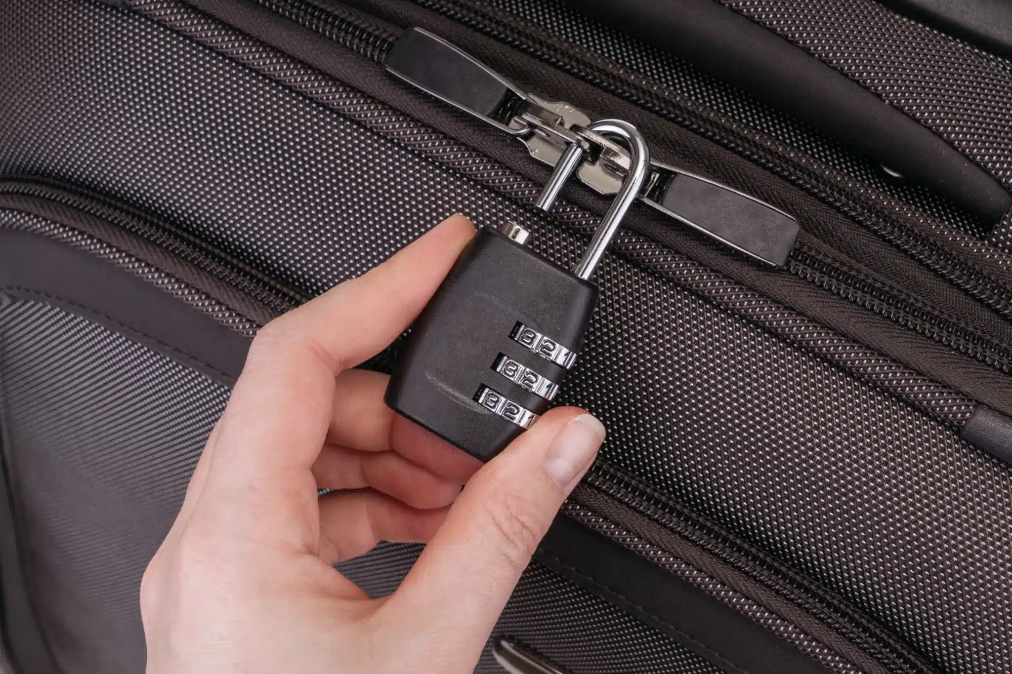 Empleado-de-seguridad-de-aeropuerto-revela-error-que-todos-cometemos-al-poner-un-candado-a-la-maleta-shutterstock_372592261