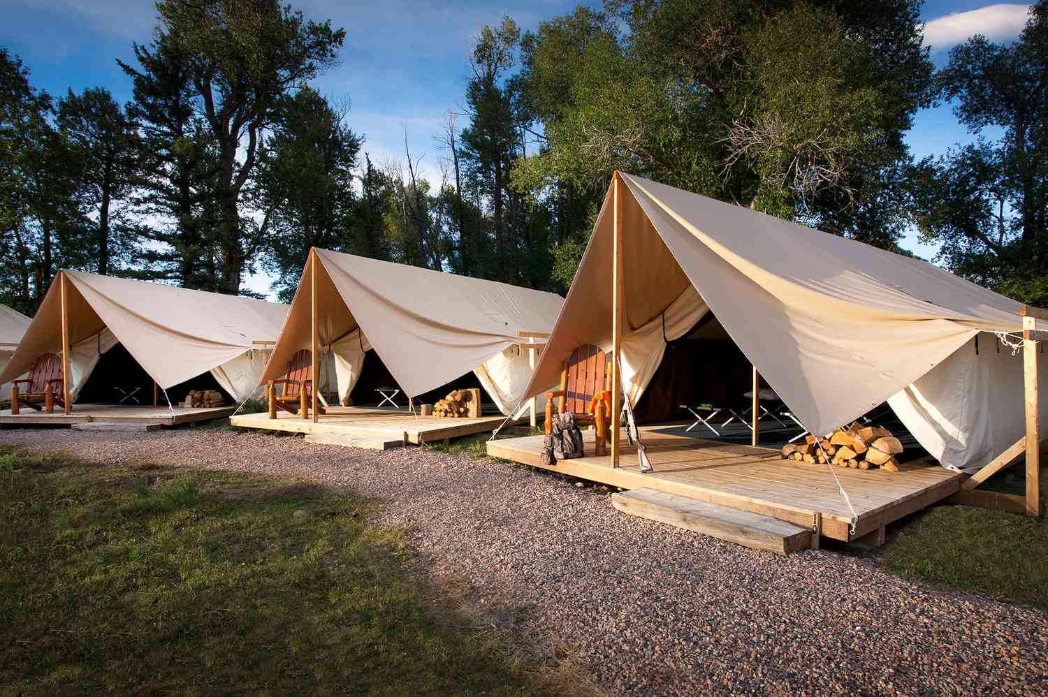 Glamping-de-lujo-frente-al-rio-en-rancho-aislado-de-Wyoming-intriper.jpg