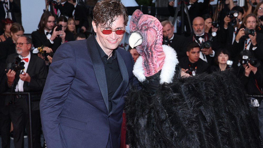 Hombre-disfrazado-de-ave-sorprende-en-alfombra-roja-de-Cannes-intriper.jpg
