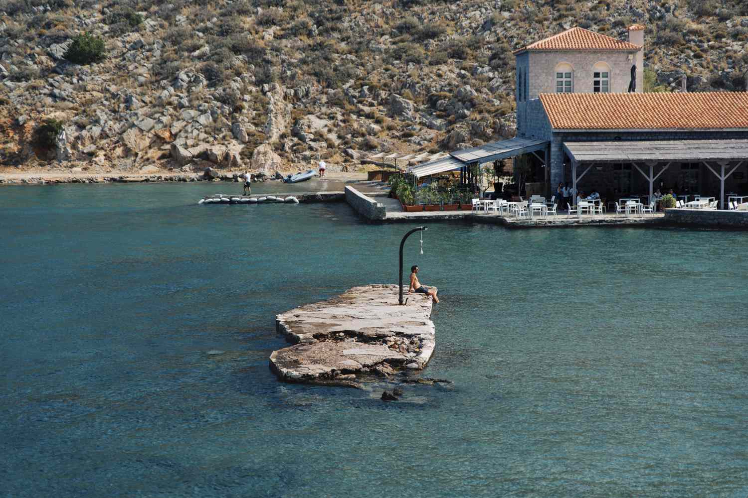 Isla-griega-se-convierte-en-destino-de-arte-con-estilo-y-eventos-intriper.jpg