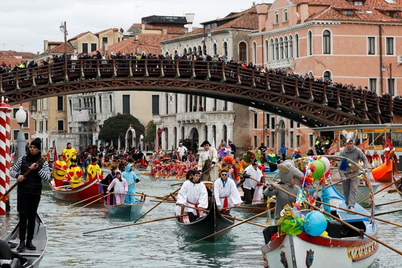 Foto de archivo de la fiesta del Carnaval de Venecia en el Gran Canal 
Feb 5, 2023. REUTERS/Remo Casilli/