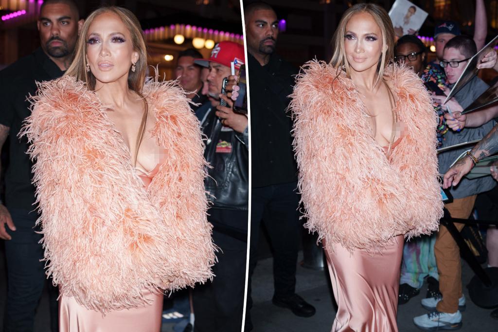 Jennifer-Lopez-impacta-con-falla-de-vestuario-en-vestido-escotado-intriper.jpg