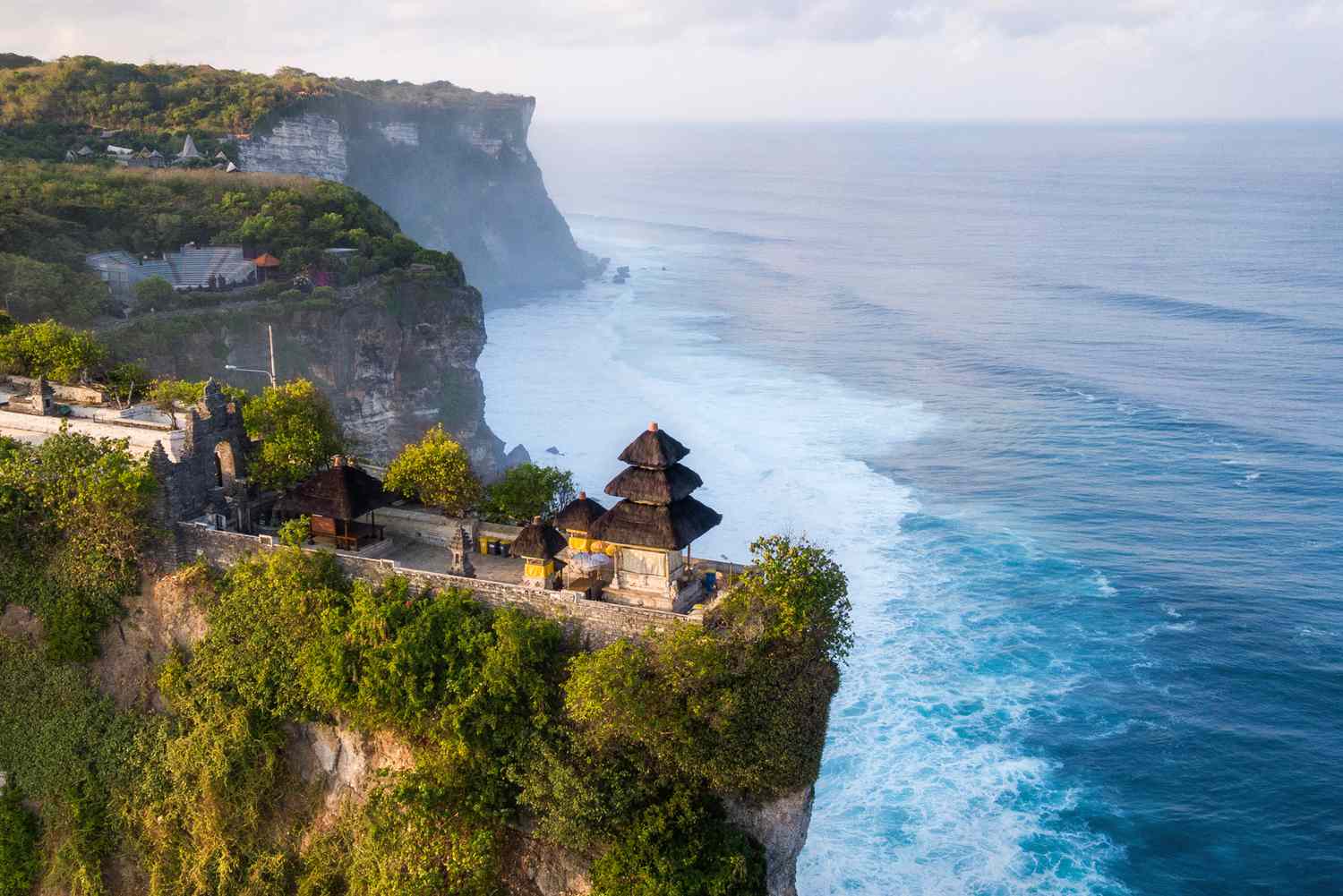 La-isla-mas-hermosa-del-mundo-con-cascadas-y-volcanes-intriper.jpg