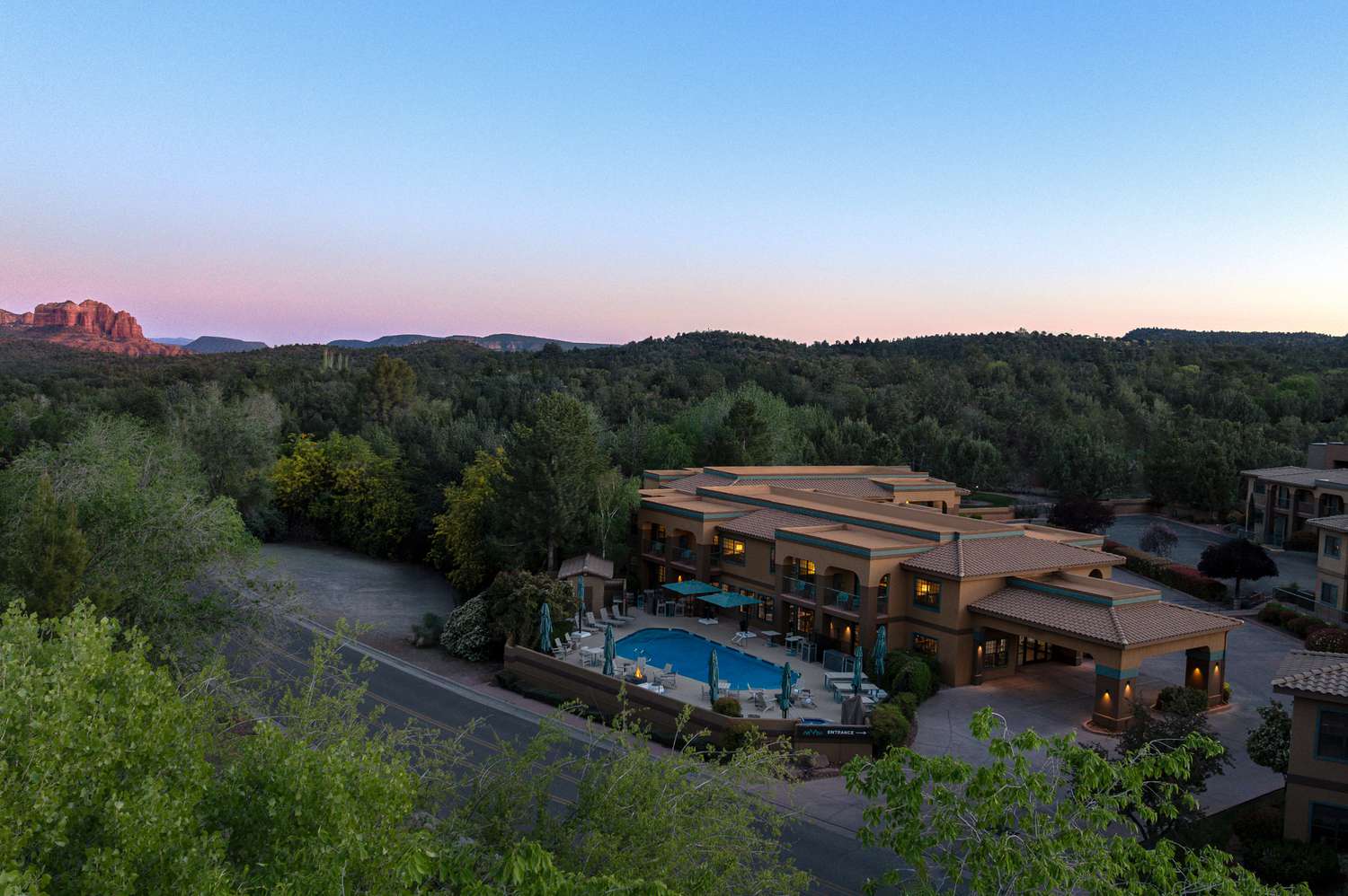 Nuevo-hotel-en-Sedona-desde-230-con-musica-en-vivo-y-piscina-intriper.jpg