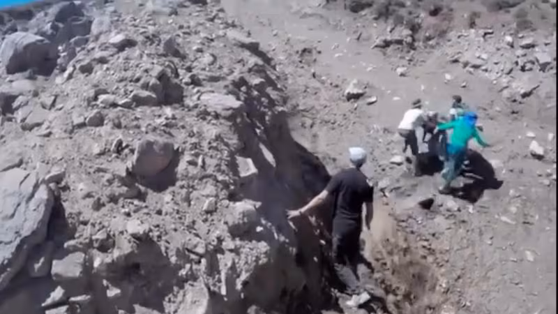 Excursionistas escapan de milagro de un gigantesco deslizamiento de tierra en el Aconcagua image PNGIAHAMNJA47ADMLP54RHRQDQ 1