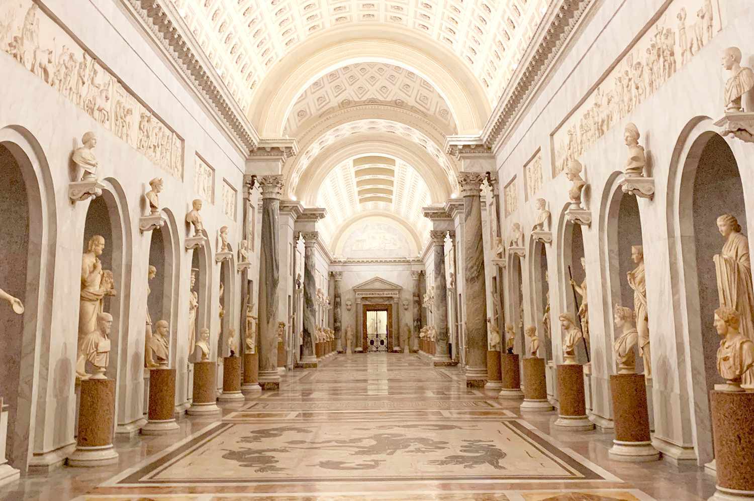 Tour-nocturno-exclusivo-al-Vaticano-sin-multitudes-por-un-dia-intriper.jpg
