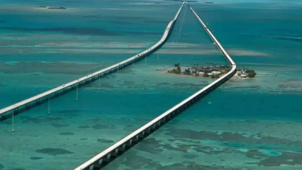 La autopista flotante de 180 km que atraviesa el océano abierto y conecta 44 islas en Florida image autopista 1000x562 2