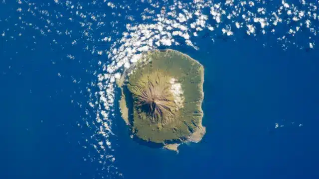 El rincón más aislado del planeta: un volcán activo, 200 personas y ningún turista a la vista image lugar mas aislado planeta 200 personas volcan activo cero turistas 60 1