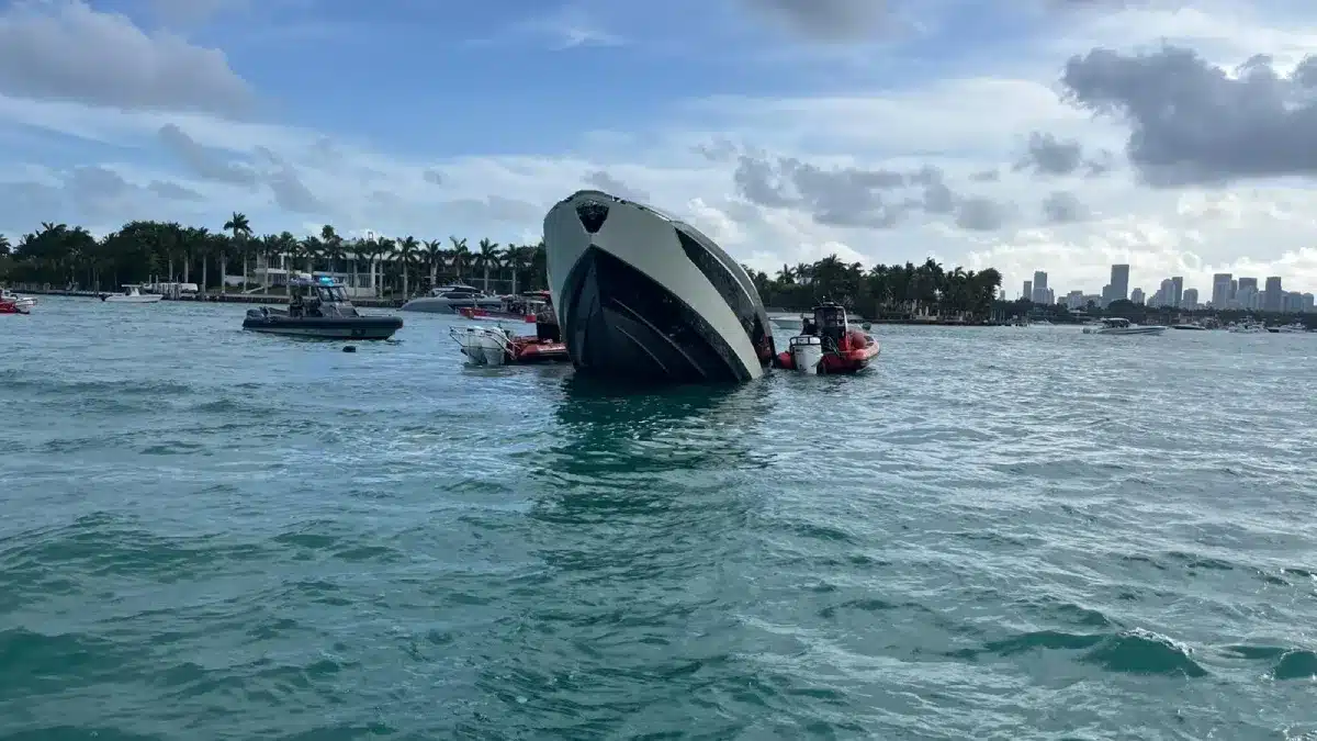 se-hundio-un-yate-miamijpg