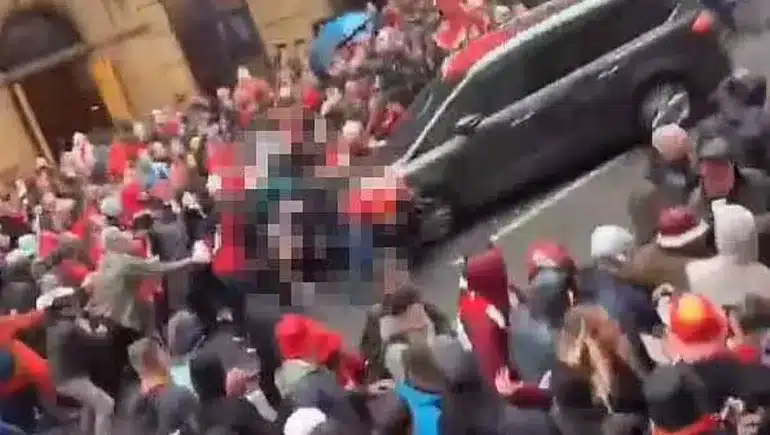 Tragedia en pleno festejo del Liverpool tras atropello masivo durante el desfile por la Premier League image tragedia liverpool un conductor atropello varias personas los festejos el titulo la premier league 2jpg 1