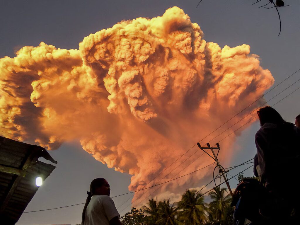 Erupción masiva del volcán Lewotobi en Indonesia: emite columna de ceniza de 11 km y se declara alerta máxima image 2SDPYX6O4ZAV5JNLEJYK53XCIE